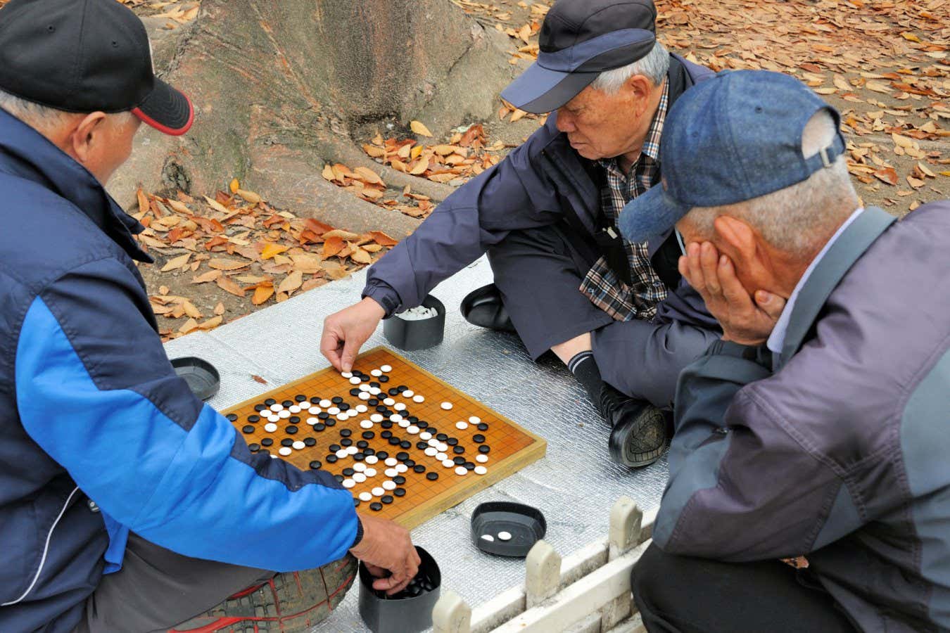 FEE8WC Seoul, South Korea-November 15, 2015; Men playing in the outside ?Baduk? that is the Korean name for Go. November 15, 2015 Seoul